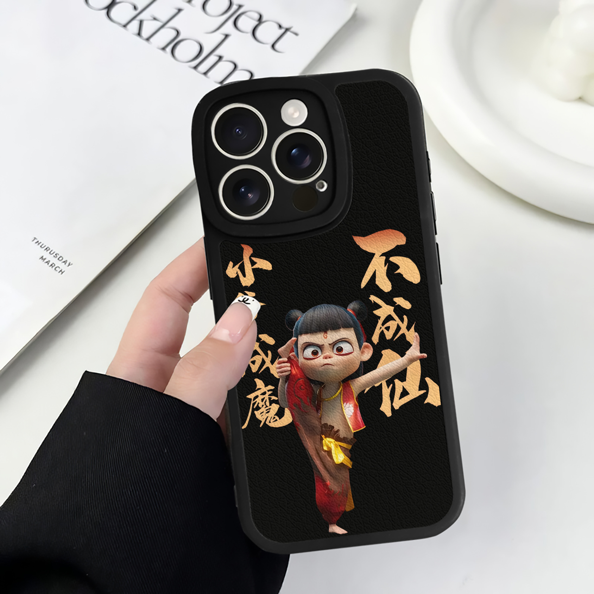 （画像用） Ne Zha 2 ナタ 魔童の大暴れ 【iPhone 16シリーズ対応】シリコンスマホケース（レザー調） 材質：シリコン